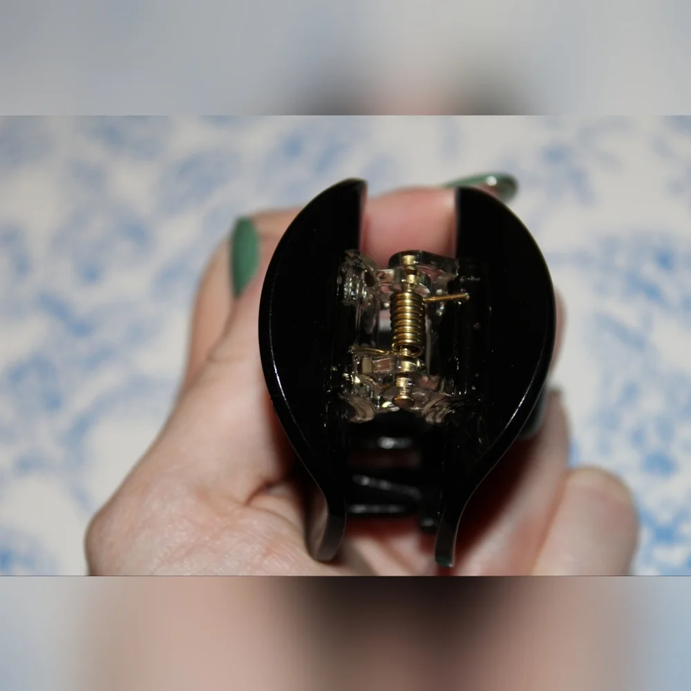 Lucky 8 Energy Hairclip - Picture 4 of 4